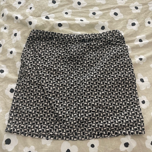 Black and white skirt - Picture 1 of 3